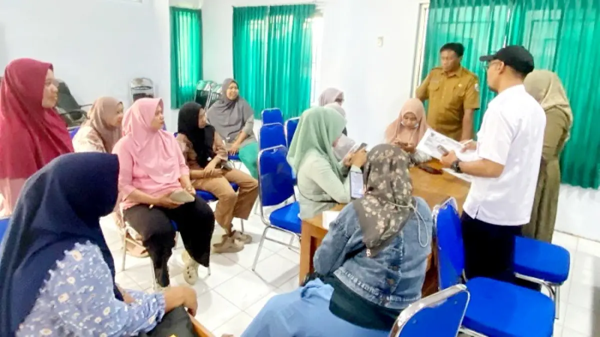 KESEJAHTERAAN:&nbsp; Petugas saat melakukan pertemuan dengan KPM di kantor dinsos PPPK (31/8). (AYU LATIFAH/JPRM)