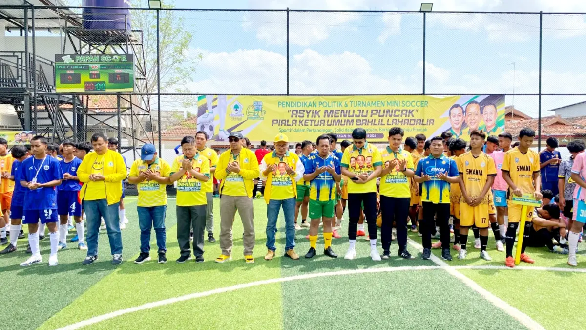 KOMPAK: Ketua Panitia Bahlil Mini Soccer Asyik Menuju Puncak Arif Fathoni (topi kuning), Direktur JPRM Abdul Aziz (empat dari kiri) bersama pengurus DPD Partai Golkar Jawa Timur dan pengurus DPD Partai Golkar se-Madura dan peserta Bahlil Mini Soccer Asyik Menuju Puncak Zona 8 Madura doa bersama sebelum laga dimulai di Puri Dewata Mini Soccer Pamekasan, Kamis (24/9). (MOH. IQBAL AFGANI/JPRM)