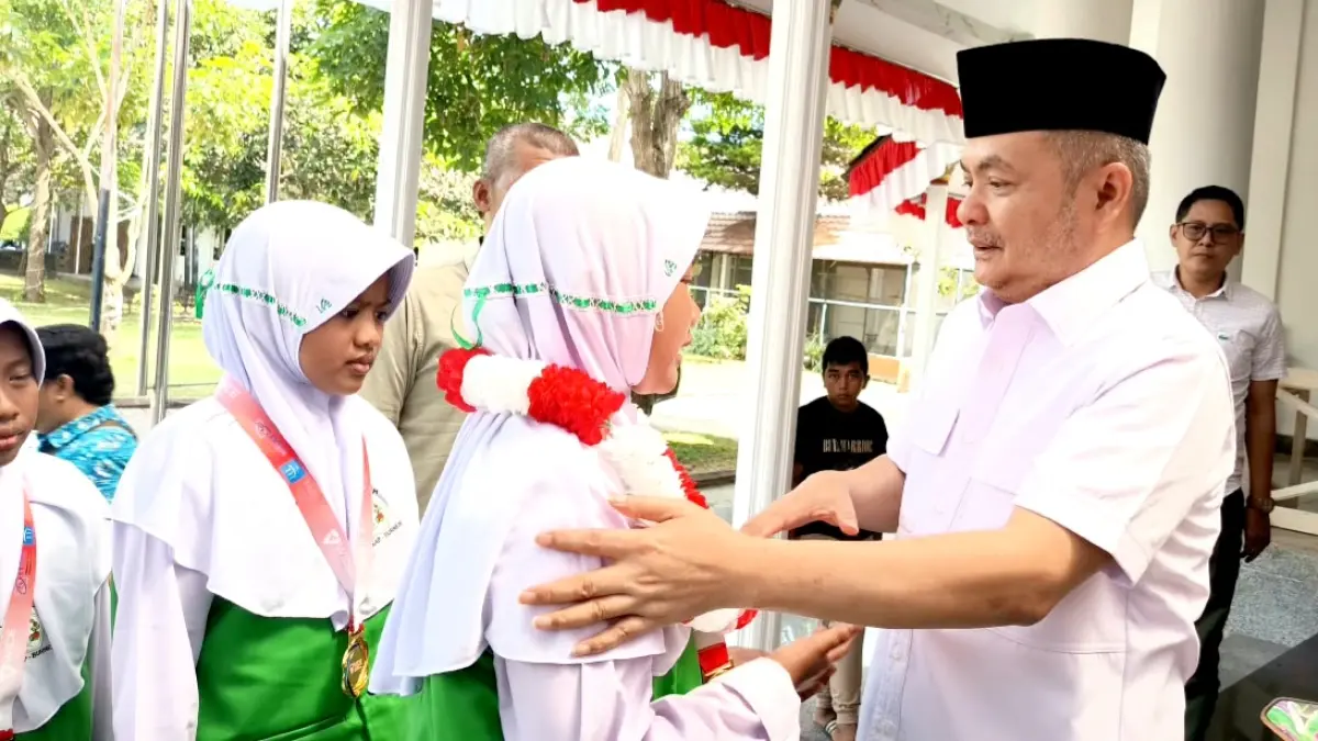 MEMBANGGAKAN: Wabup Moch. Fauzan Ja’far berbincang dengan para siswa di Pendopo Agung Bangkalan, Kamis (24/9). (ZEINAL ABIDIN/JPRM)