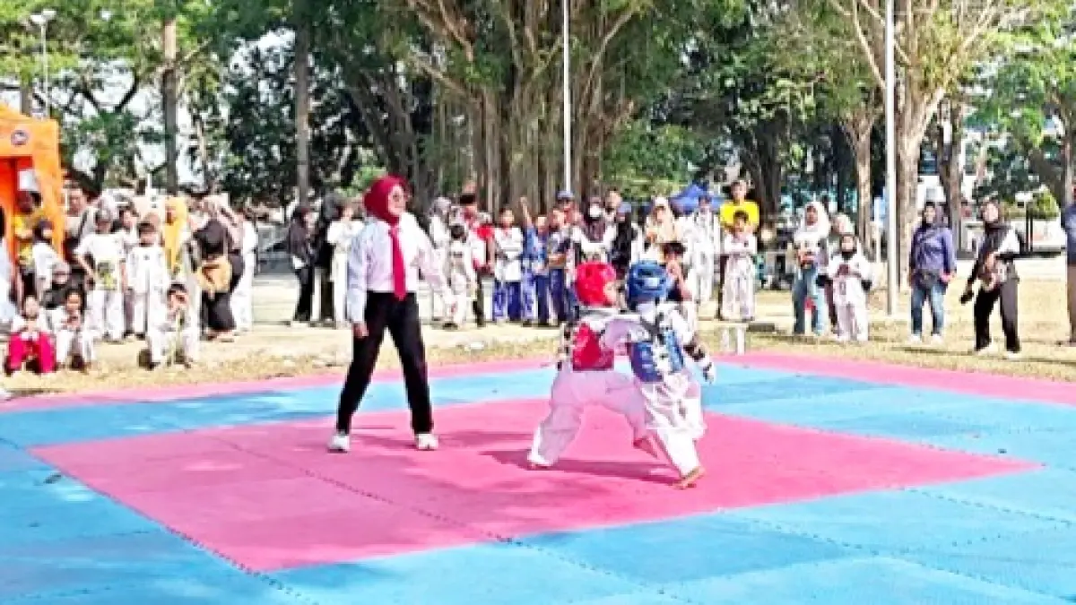 O2PB: Pertandingan O2PB taekwondo berlangsung di Alun-Alun Bangkalan pada Minggu (23/8). (TI BANGKALAN UNTUK JPRM)