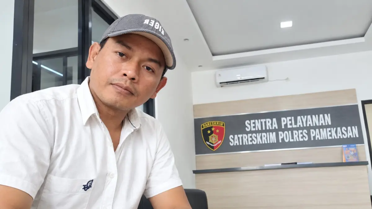 SANTAI: Pelapor Slamet Riyadi berada di ruang tunggu Satreskrim Polres Pamekasan, Rabu (23/9).