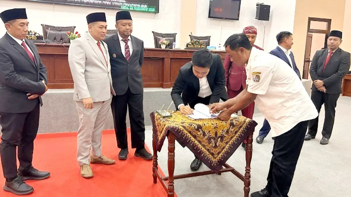 RESMI: Ketua DPRD Sampang Rudi Kurniawan menandatangani pengesahan raperda perubahan APBD TA 2026, didampingi pimpinan DPRD Sampang, Wakil Bupati Sampang Ahmad Mahfudz, dan forkopimda pada rapat paripurna Rabu (23/9). (UBAIDILLAHIR RA’IE/JPRM)