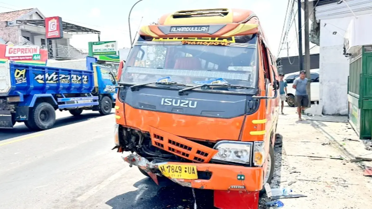 RUSAK BERAT: Kendaraan Isuzu bus mini usai terkibat kecelakaan lalu lintas di Jalan Raya Blega, Bangkalan, Rabu (23/9). (POLRES BANGKALAN UNTUK JPRM)