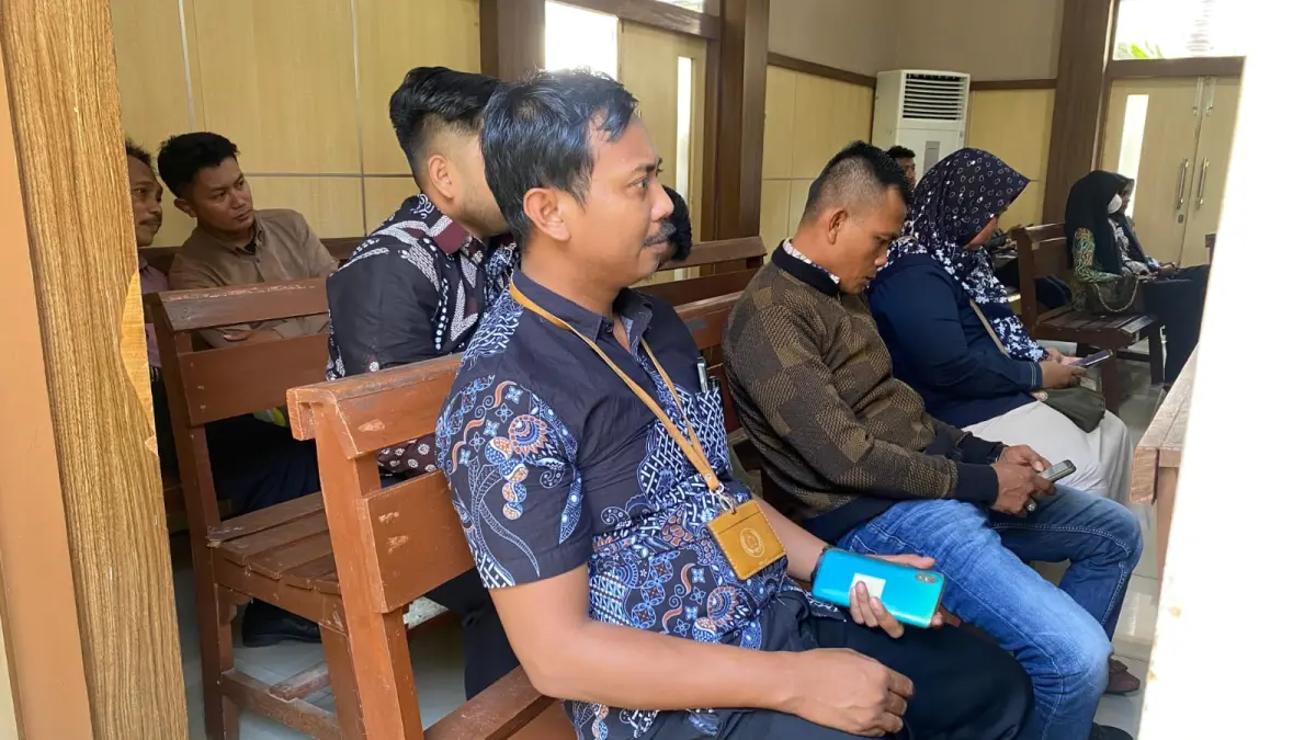 RAGU: Kuasa hukum tergugat, M. Hamdan, berada di ruang sidang Pengadilan Negeri Pamekasan, Rabu (23/9).