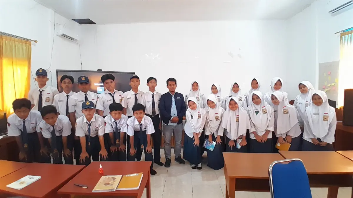 ANTUSIAS: Murid SMPN 3 Pamekasan berfoto bersama usai mengikuti kegiatan pelatihan jurnalistik dengan Wakil Kepala JPRM Biro Pamekasan, Moh. Ali Muhsin, Rabu (23/9).