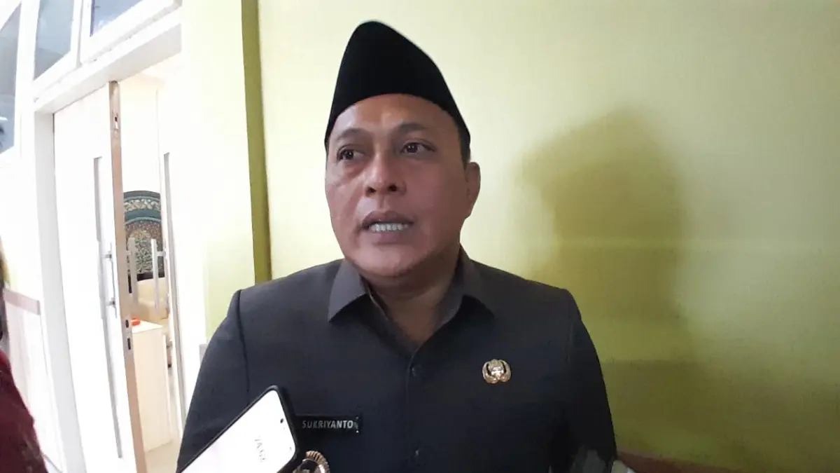 BERI KETERANGAN: Ketua Satgas MBG Pamekasan Sukriyanto saat wawancara cegat dengan media di Kantor DPRD Pamekasan usai mengikuti paripurna, Rabu (23/9).