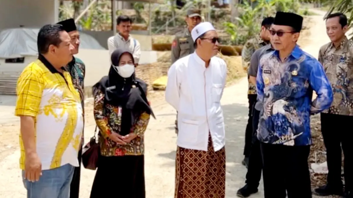 BERI SUPPORT: Bupati Pamekasan KH. Kholilurrahman meninjau langsung perbaikan jalan secara swadaya di Desa Pegantenan, Kecamatan Pegantenan, Kamis (24/9). (M. KHOLIL RAMLI/JPRM)