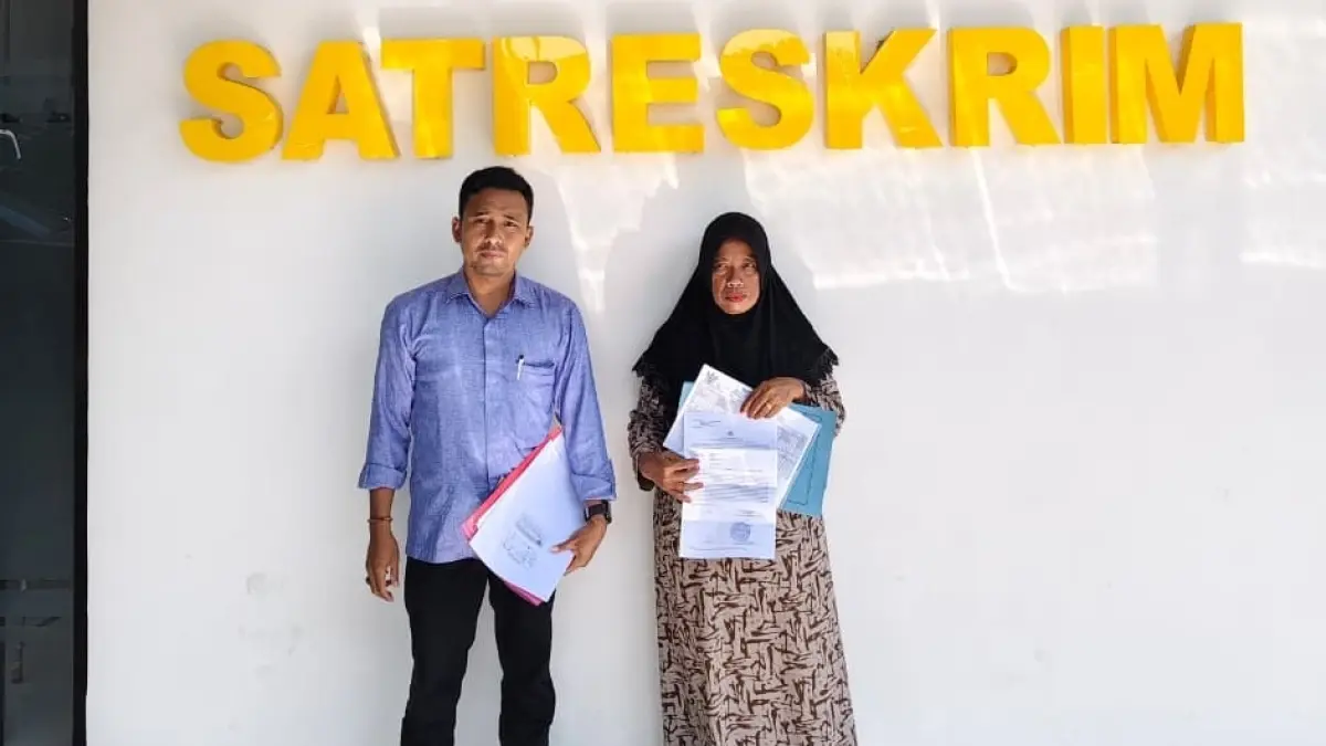 CARI KEADILAN: Pelapor didampingi penasihat hukumnya, Abd. Warits, saat melapor ke Polres Pamekasan, Rabu (23/9).