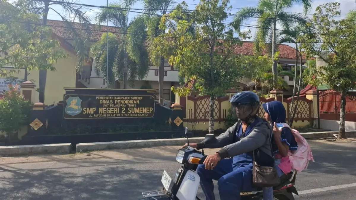 FOKUS: Masyarakat melintas di depan SMP Negeri 2 Sumenep di Jalan Payudan Barat, Pabian, Kecamatan Kota Sumenep, Kamis (24/9).