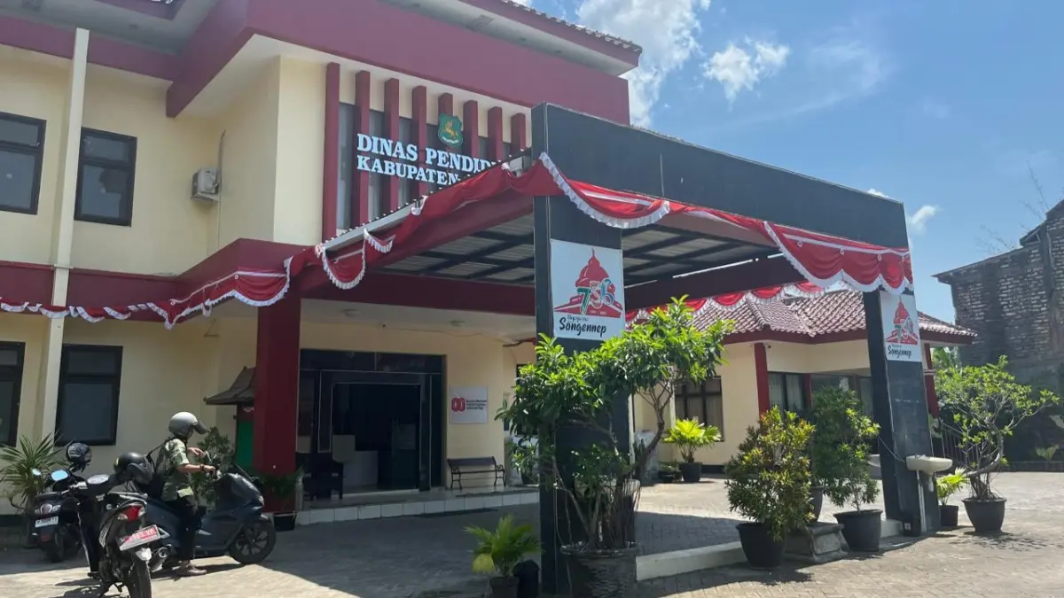 LENGANG: Sejumlah kendaraan pegawai diparkir di halaman kantor Dispendik Sumenep, Jalan Dr Cipto, Desa Kolor, Kecamatan Kota Sumenep, Kamis 24/9).