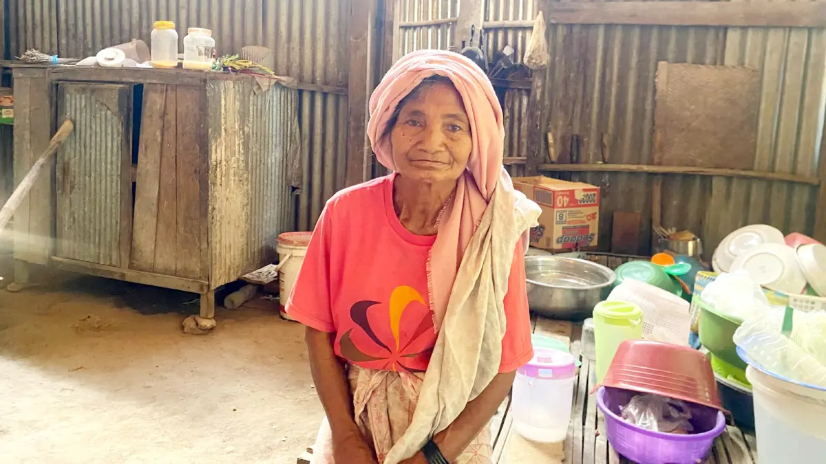 PRIHATIN: Marsani saat duduk di rumahnya di Dusun Pandian, Desa Batoporo Timur, Kecamatan Kedungdung, Sampang, Kamis (24/9). (AYU LATIFAH/JPRM)