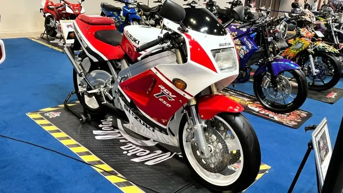 Suzuki RGV 250 Muncul di Pameran Komponen, Motor 2-Tak Legendaris Ini Bawa Mesin V-Twin 249 cc dan Tenaga 62 PS