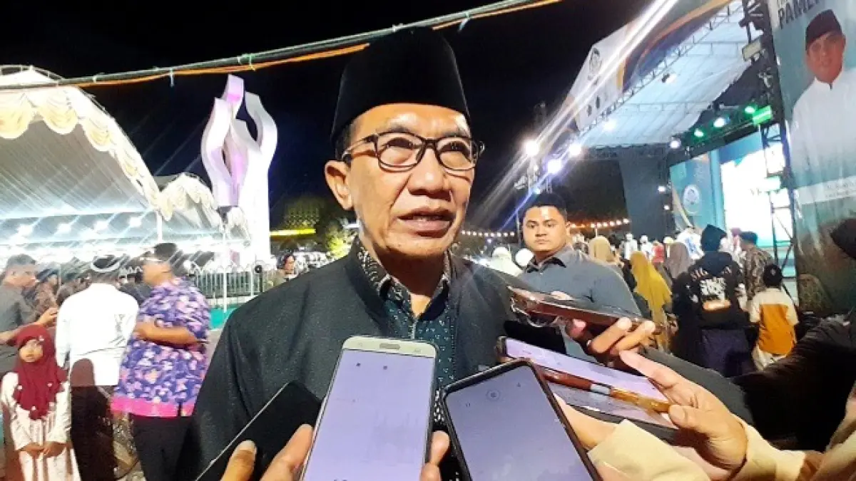 BERI PENJELASAN: Bupati Pamekasan KH Kholilurrahman menemui wartawan pada Kamis (24/9) malam. (M. KHOLIL RAMLI/JPRM)