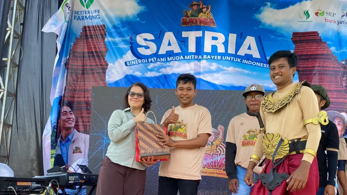 BERPRESTASI: Moh. Kholid ketika menerima penghargaan sebagai petani muda berprestasi di Mojokerto.