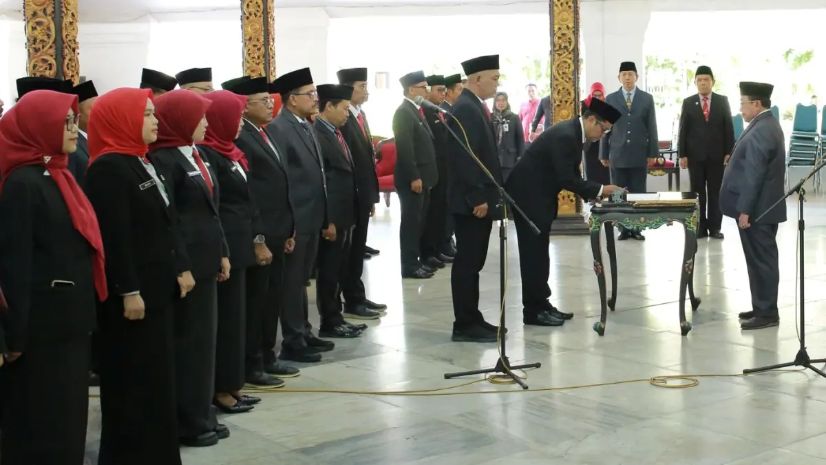 FOKUS: Wabup Sumenep Imam Hasyim saat melantik pejabat administrator di Pendopo Agung Keraton Sumenep, Jumat (25/9).