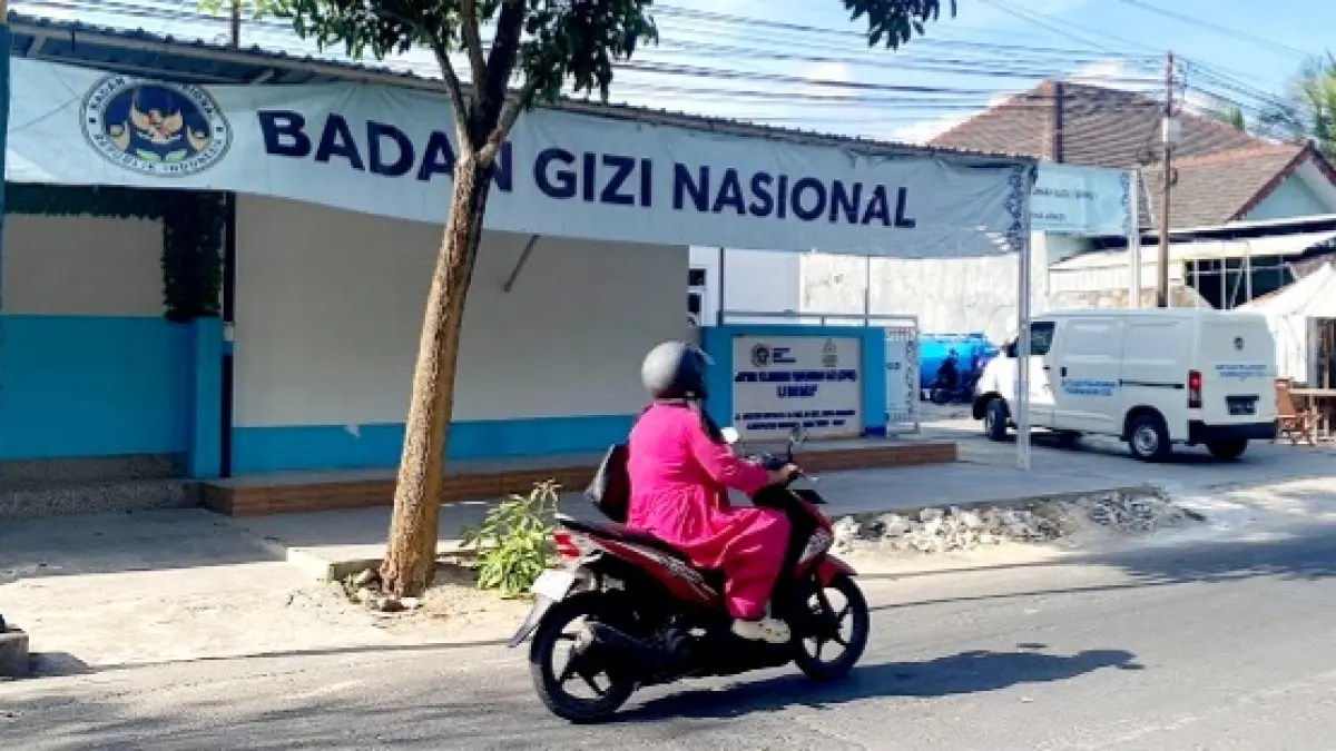 MEGAH: Kendaraan operasional masuk ke dapur SPPG di Desa Kolor, Kecamatan Kota Sumenep, Jumat (25/9). (MOH. LATIF/JPRM)