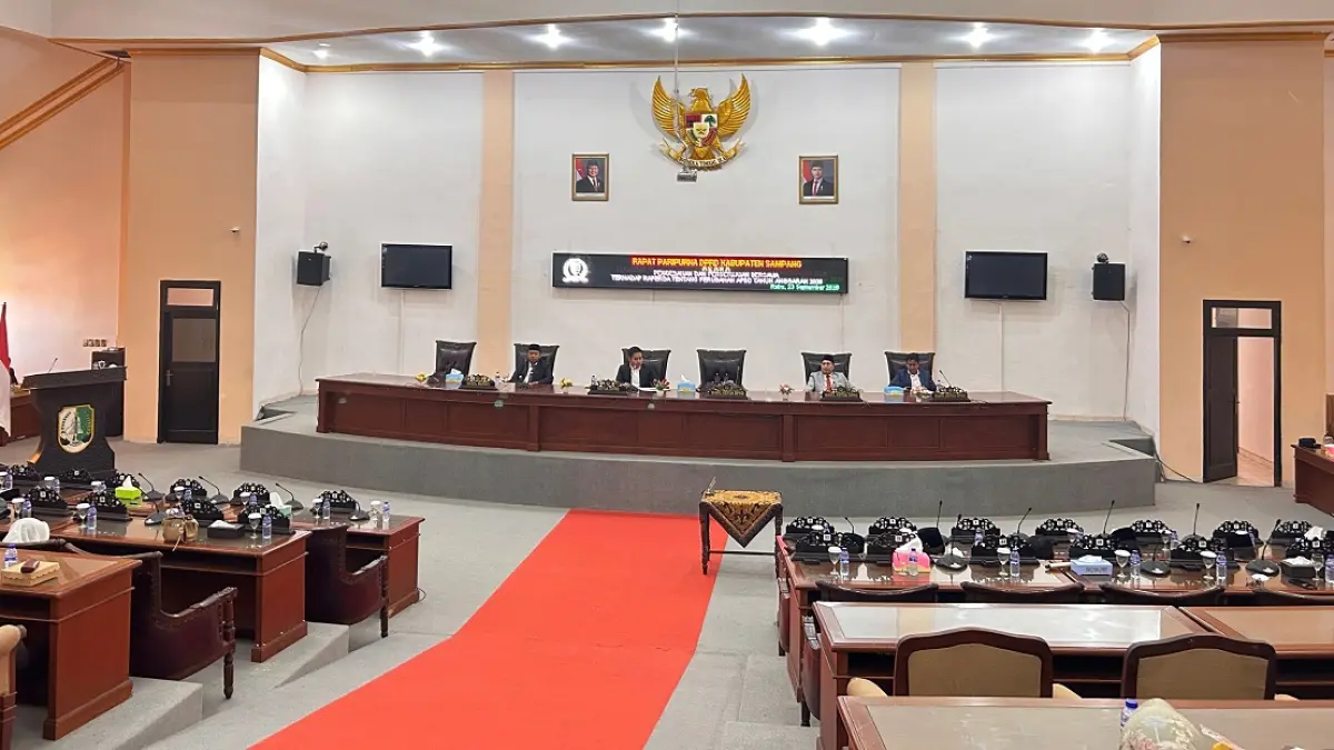 PARIPURNA: Anggota DPRD Sampang saat menghadiri sidang paripurna di Graha Paripurna DPRD Sampang, Rabu (23/9).