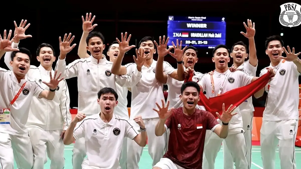 ScreenshotMENANG: Moh. Zaki Ubaidillah (kaus merah) berpose dengan rekan tim beregu putra usai menang pada partai final Asian Games 2026 di Jepang, Kamis (24/9).