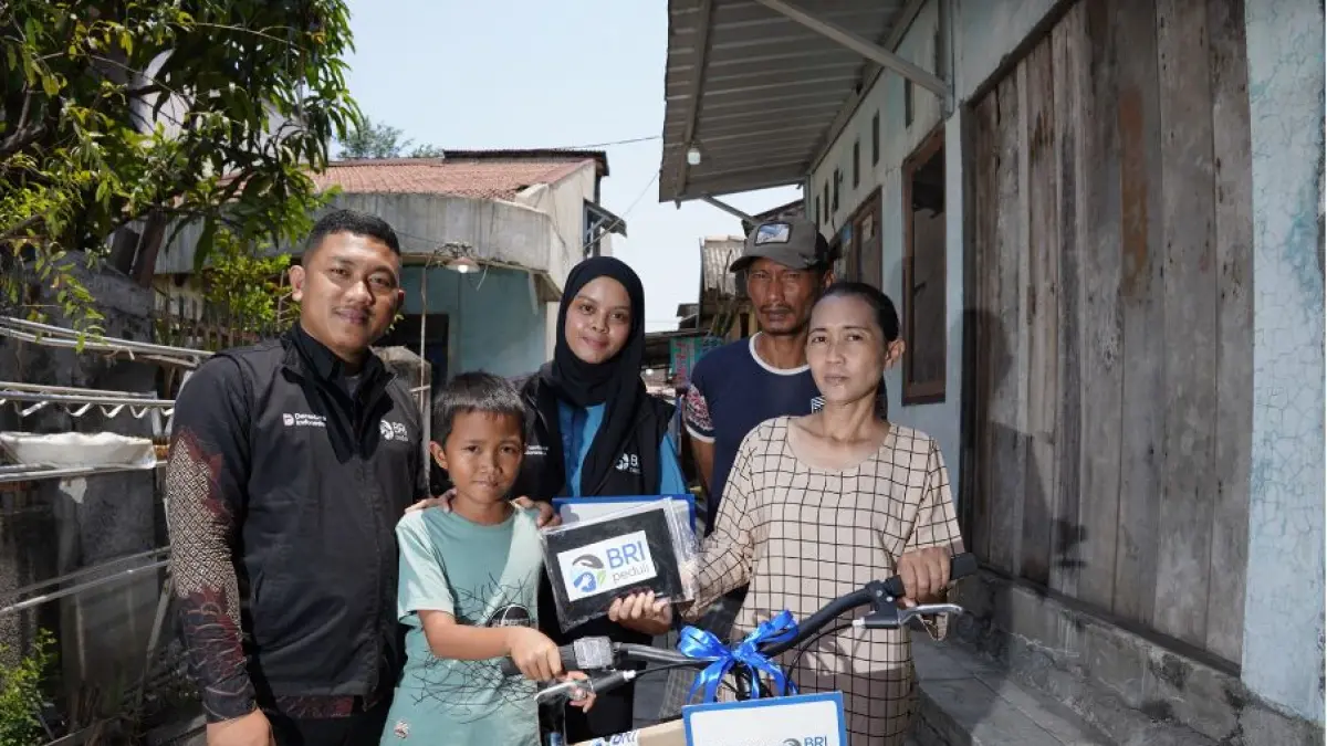 SENANG: Mahesa mendapat sepeda ontel untuk bersekolah dari BRI Peduli.