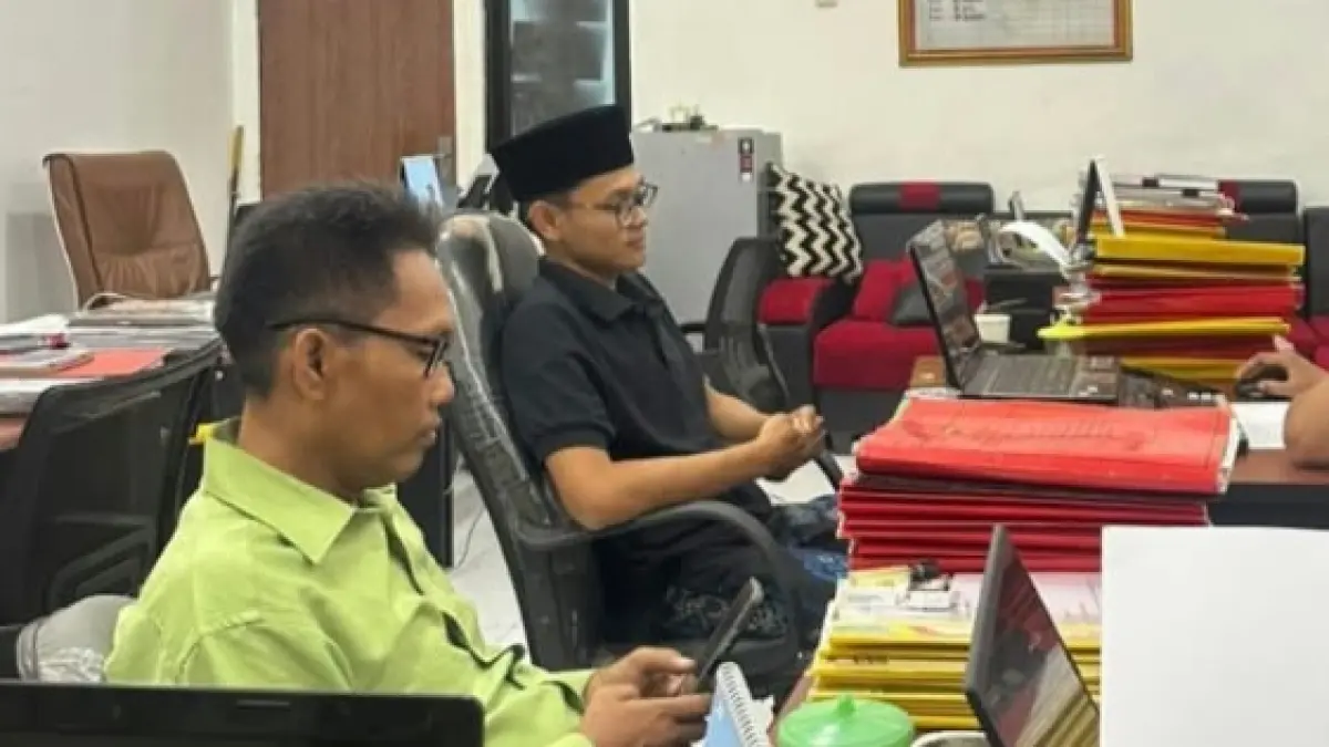SERIUS: Pelapor berada di ruang penyidik Satreskrim Polres Pamekasan.