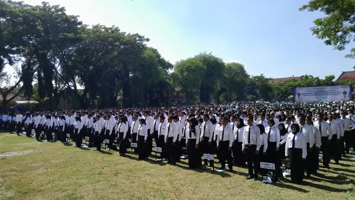 ABDI NEGARA: Ribuan ASN PPPK paro waktu mengikuti proses pelantikan di Lapangan Nagara Bhakti Pamekasan, Rabu (17/12/2025).
