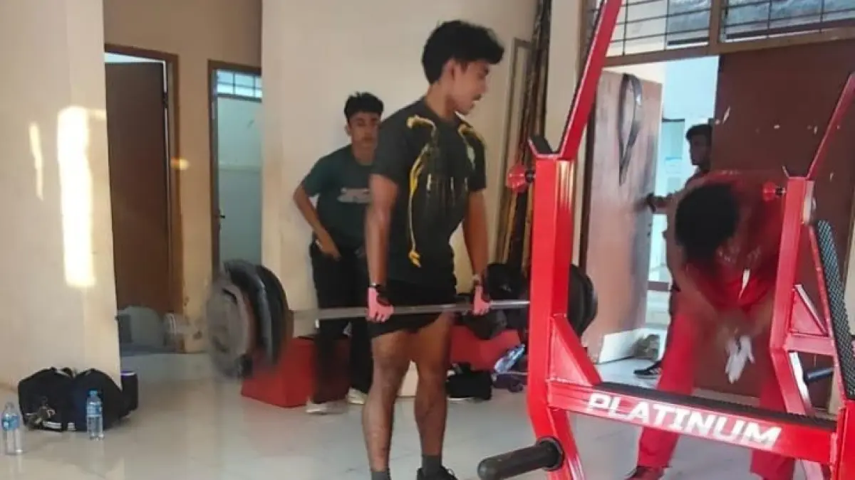 FOKUS: Sejumlah atlet PASI Sumenep sedang menjalankan latihan angkat besi di Stadion A.&nbsp;Yani, Desa Pabian, Kecamatan Kota, pada Minggu (23/8).