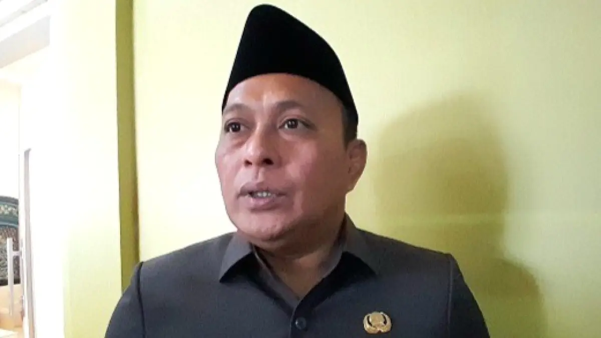 MENGELUH: Ketua Satgas MBG Pamekasan Sukriyanto memberikan keterangan pers di kantor DPRD, Rabu (23/9). (M. KHOLIL RAMLI/JPRM)