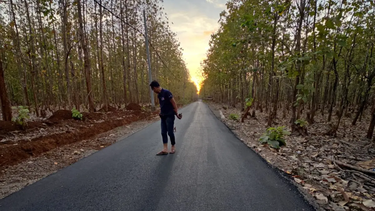 MULUS: Kondisi jalan Raya Daandung yang berada di Kecamatan Kangayan, Pulau Kangean, Sumenep, pada Senin (13/7).