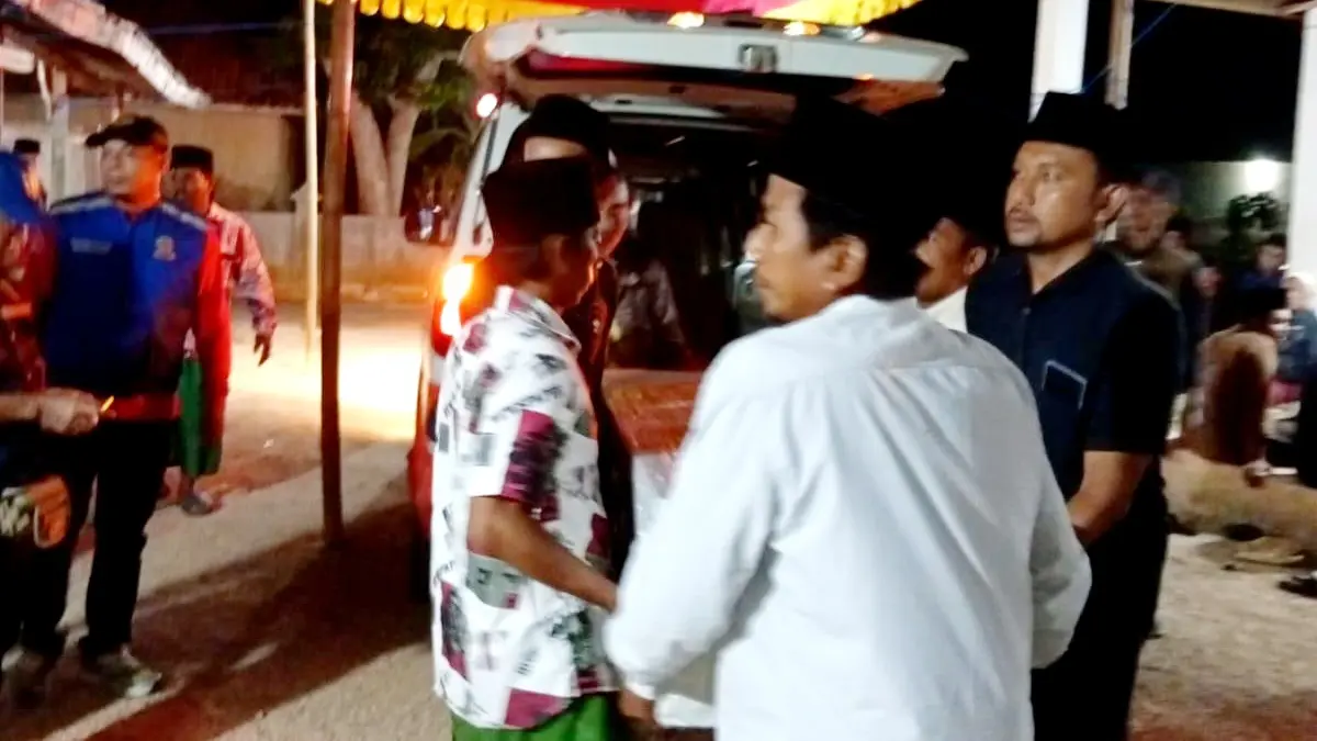 RUMAH DUKA: Petugas disperinaker mengantarkan jenazah Achmad Sahri, PMI ilegal asal Tanjungbumi, Bangkalan, pada Jumat (25/9) malam. (DISPERINAKER BANGKALAN UNTUK JPRM)