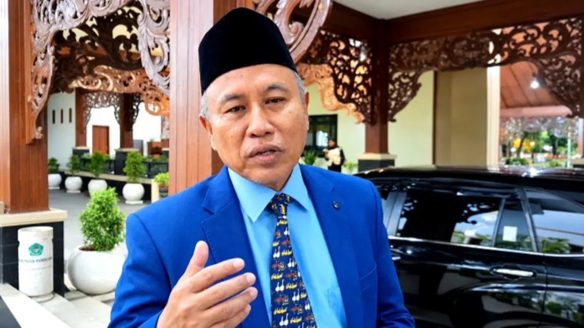 SERIUS: Kepala Dispendikbud Pamekasan Akhmad Basri Yulianto diwawancara usai kegiatan di Peringgitan Dalam Mandhapa Agung Ronggosukowati, Jumat (18/9) malam. (M. KHOLIL RAMLI/JPRM)
