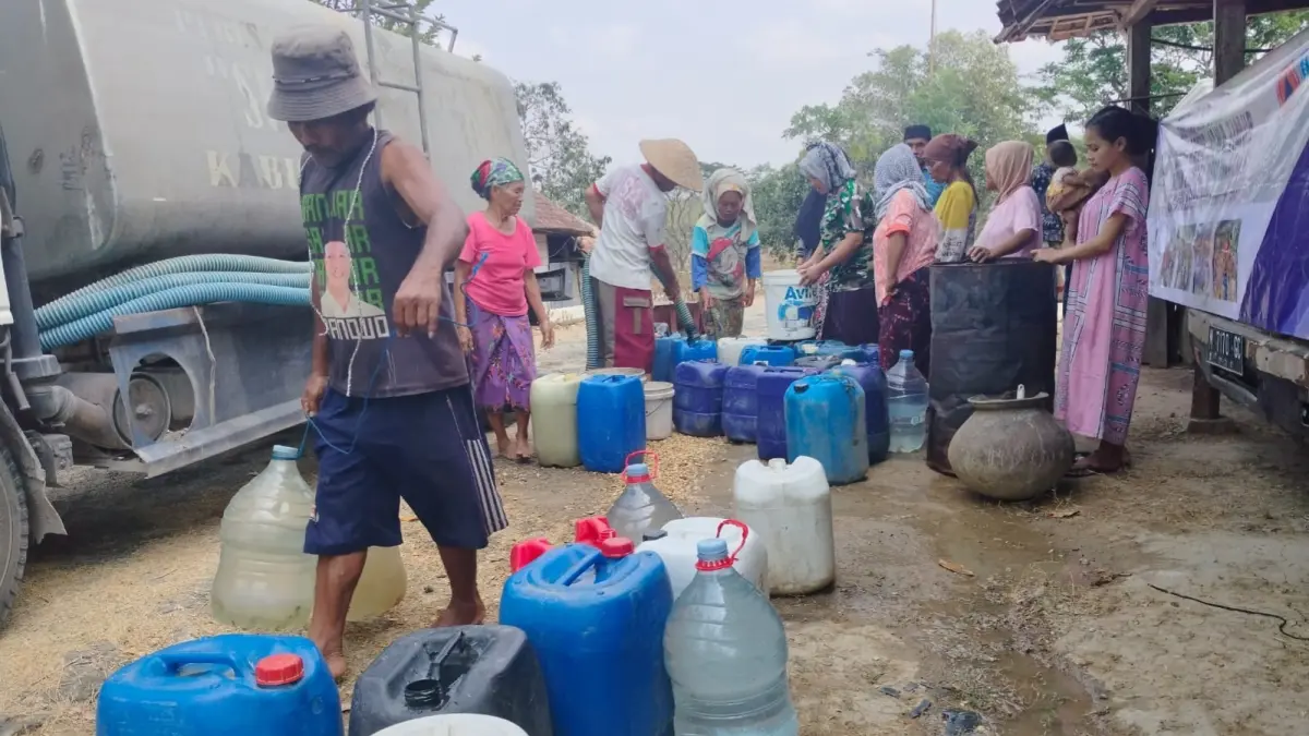TERTIB: Warga di Kecamatan Konang, Bangkalan, tengah mengantre pengisian air bersih Kamis (17/9).