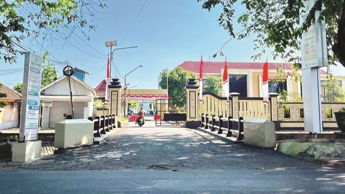 WAJIB LAPOR: Pengendara sedang berada di&nbsp;area Mapolresta Sumenep di Desa Pabian, Kecamatan Kota, Rabu (23/9). (MOH. IQBAL/JPRM)