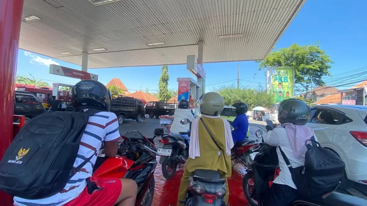 ANTRE: Warga mengantre untuk mengisi BBM di SPBU Jalan Jaksa Agung Suprapto, Sampang, Rabu (2/8). (AYU LATIFAH/JPRM)