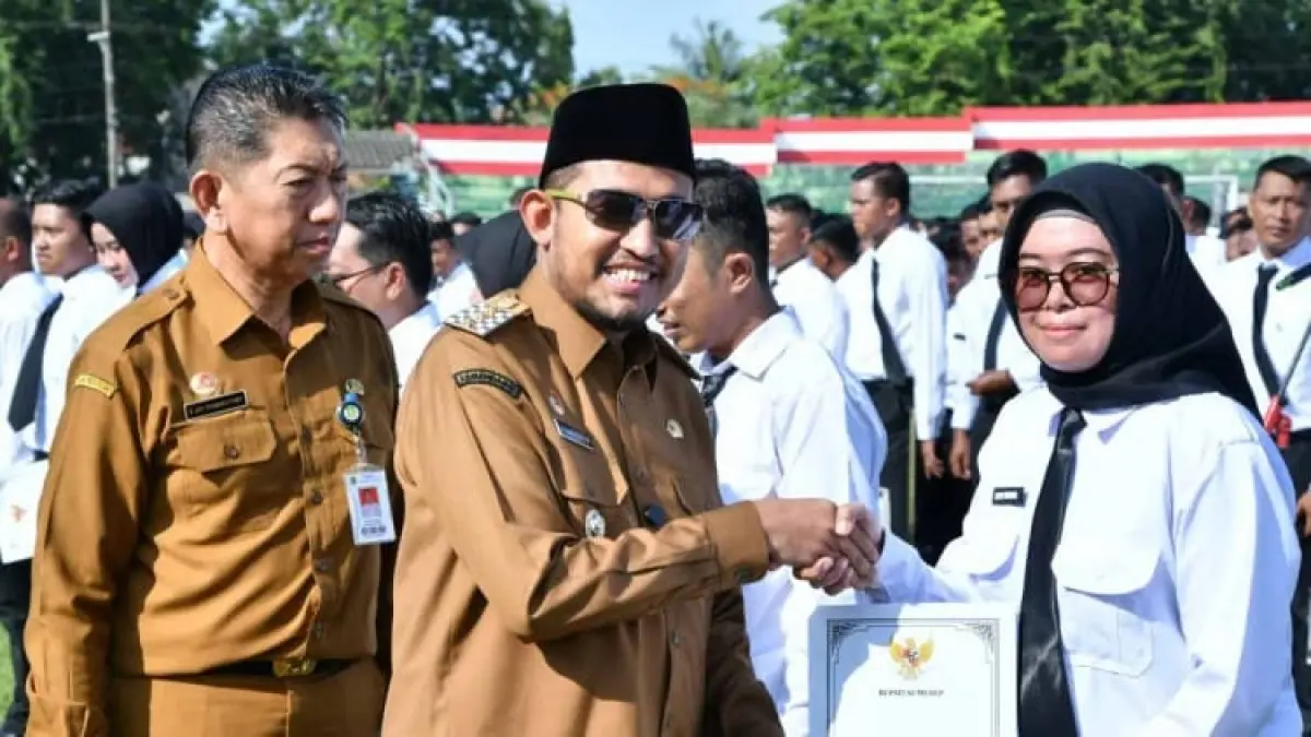 FOKUS: Bupati Sumenep Achmad Fauzi Wongsojudo saat melantik PPPK paruh waktu di Gor A. Yani Sumenep.