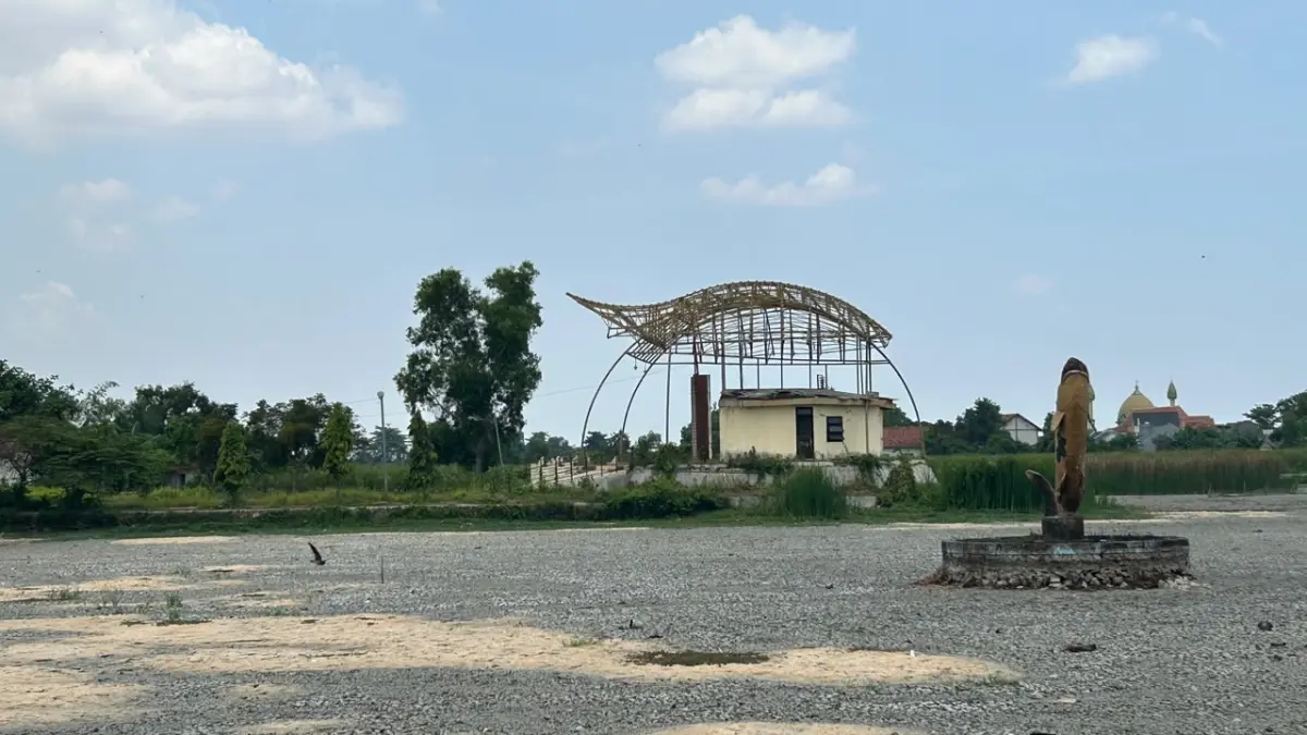 KUMUH: Taman Rekreasi Kota Bangkalan kering akibat kemarau panjang, Kamis (23/9).