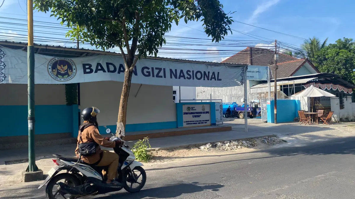MEGAH: Masyarakat melintas di depan dapur SPPG di Desa Kolor, Kecamatan Kota Sumenep, Jumat (25/9).