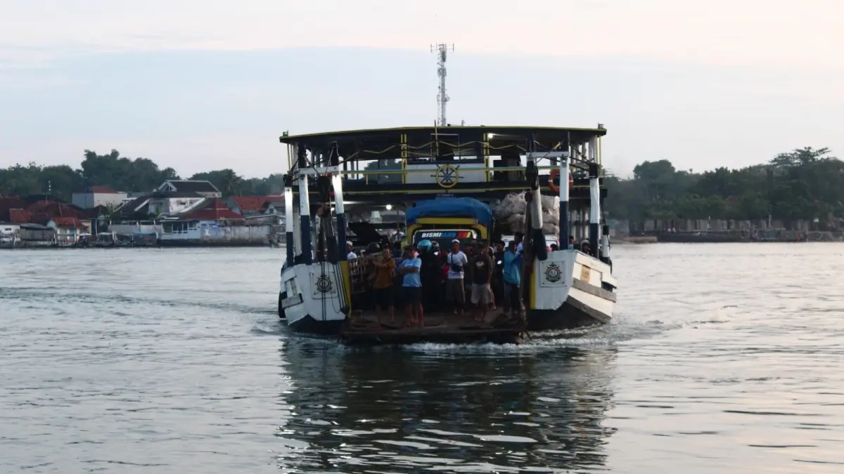 PENUH: Kapal tongkang saat membawa penumpang dari Pelabuhan Talango menuju Kalianget, Minggu (27/9).