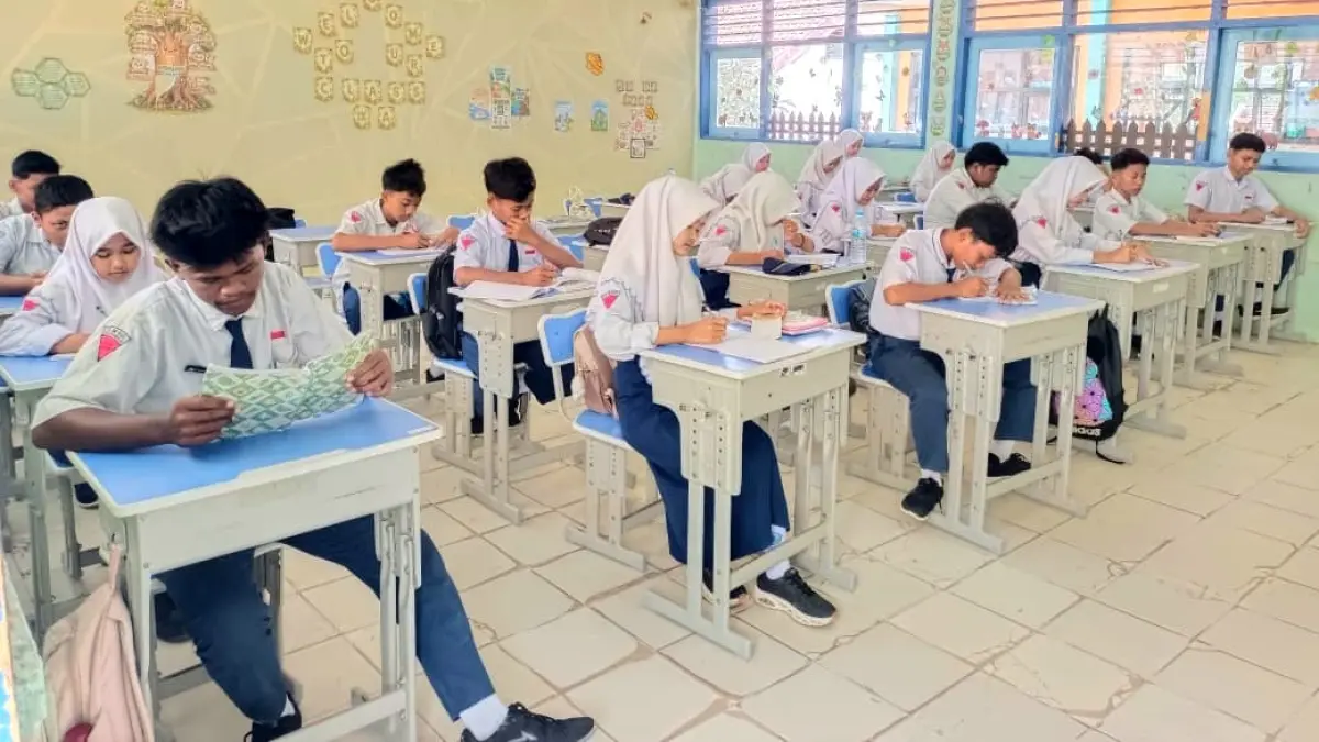 TEKUN: Heri Yanto (depan kiri) berada di ruang kelas IX SMPN 1 Kokop Senin (28/9). (SAFIRA NURFIANI SAFITRI FAUZI UNTUK JPRM)