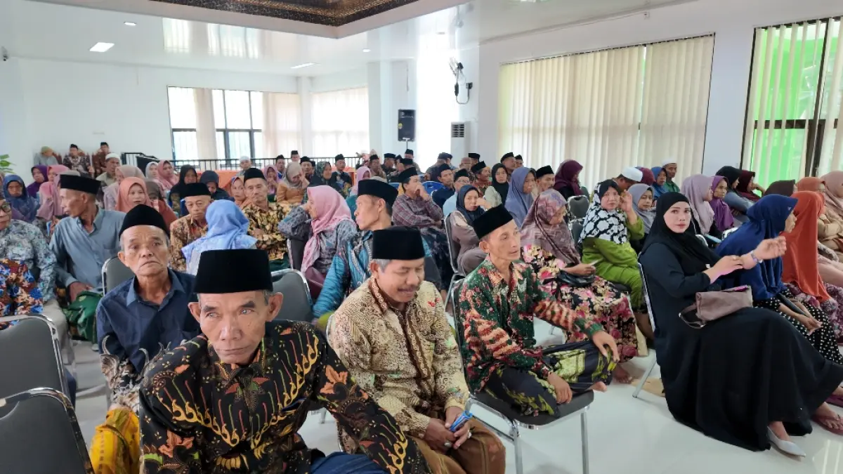TURUN LAPANGAN: Kantor Imigrasi Kelas II Non TPI Pamekasan memberikan layanan Eazy Passport bagi jamaah haji Kabupaten Sumenep.