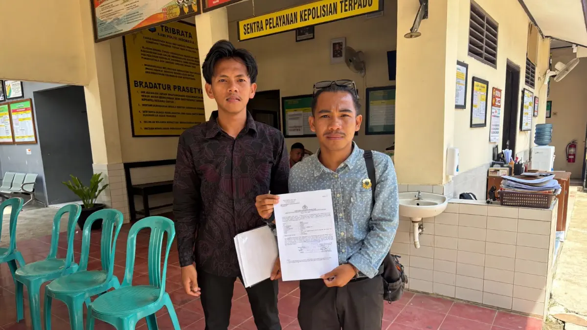 BERPERKARA: Penasihat hukum korban, Ach. Syaifur Rizal, usai melakukan laporan ke Polsek Kangean, Kamis (24/9).