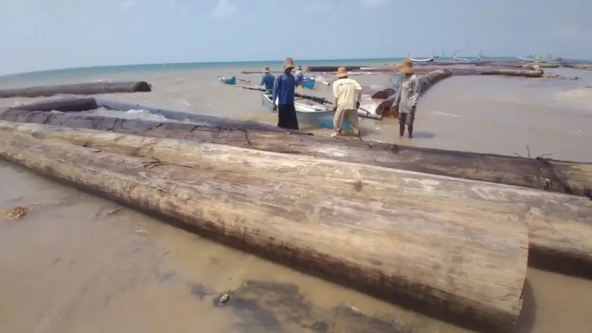 GELONDONGAN: Masyarakat pesisir Desa Bicabbi, Kecamatan Dungkek, Sumenep, tetap beraktivitas di laut.
