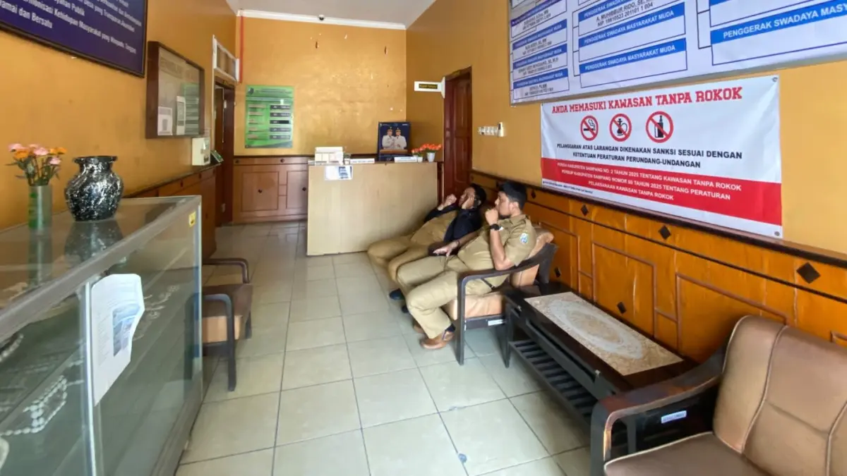 KEBIJAKAN: Pegawai saat berada di kantor DPMD Sampang, Senin (28/9).