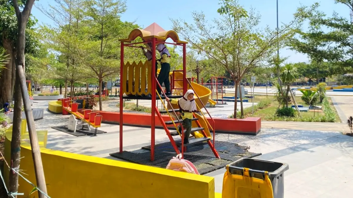 KESEHATAN: Anak sedang bermain di Alun-Alun Trunojoyo Sampang, Senin (28/9).