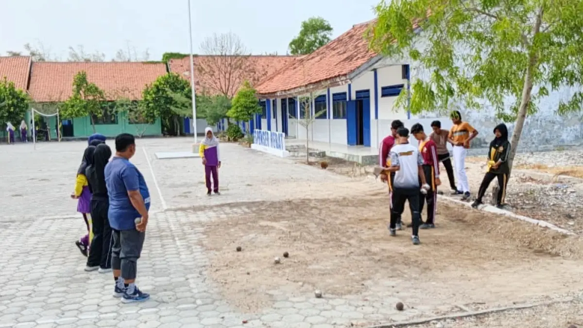 PENUH SEMANGAT: Atlet FOPI Sampang saat latihan bersama di halaman SDN Sreseh 2 Sampang, Minggu (25/9).