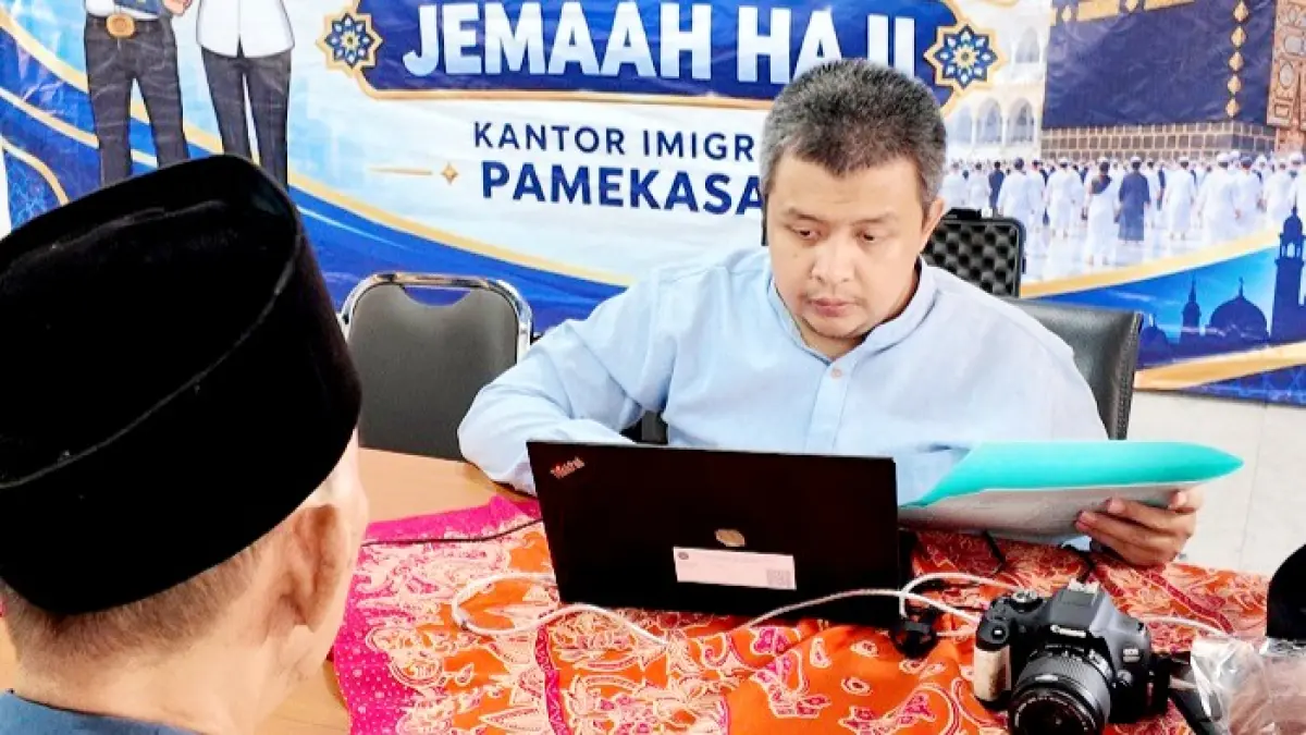 RAMAH: Petugas Kantor Imigrasi Kelas II Non TPI Pamekasan memberikan layanan Eazy Passport bagi jemaah haji Kabupaten Sumenep. (KANIM PAMEKASAN UNTUK JPRM)