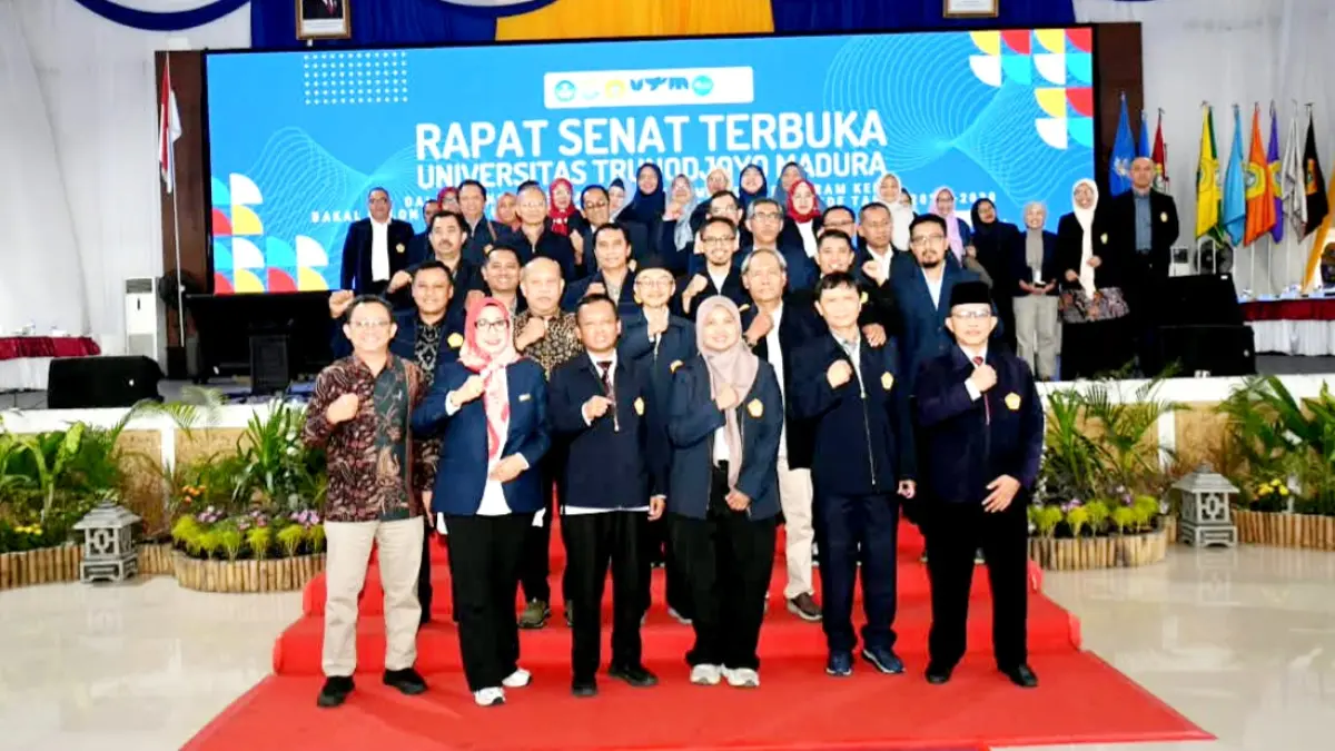 SOLID: Bakal calon rektor UTM berfoto dengan sivitas akademika UTM usai penyampaian visi dan misi Selasa (29/9). (UTM UNTUK JPRM)