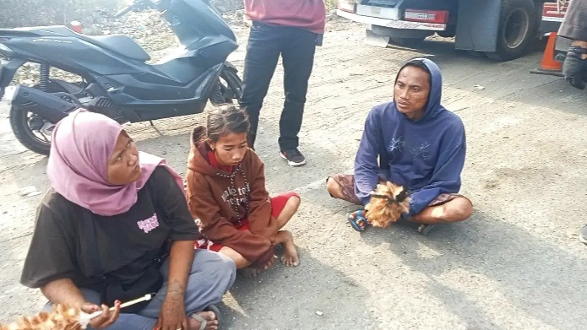 TAK BERKUTIK: Petugas Satpol PP Bangkalan mengamankan anak jalanan di akses Jembatan Suramadu, Kamis (24/9). (SATPOL PP UNTUK JPRM)