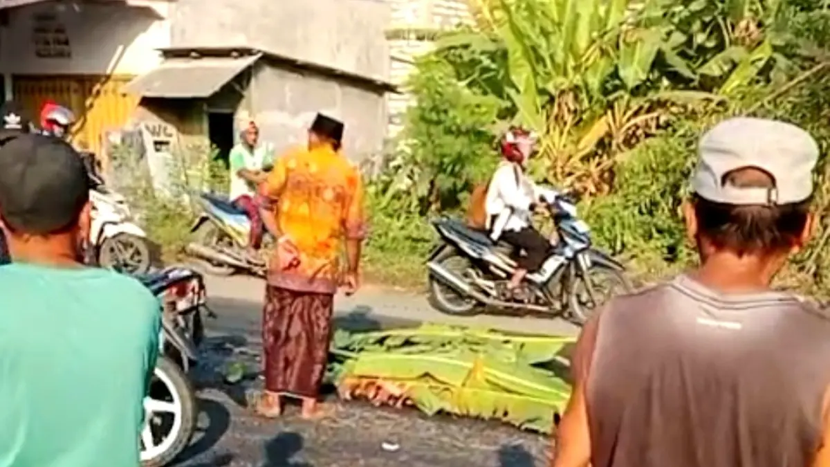 TERLIBAT LAKA: Pengendara sepeda motor tergeletak di Jalan Raya Lajing, Arosbaya, Bangkalan, Senin (28/9). (TANGKAP LAYAR)