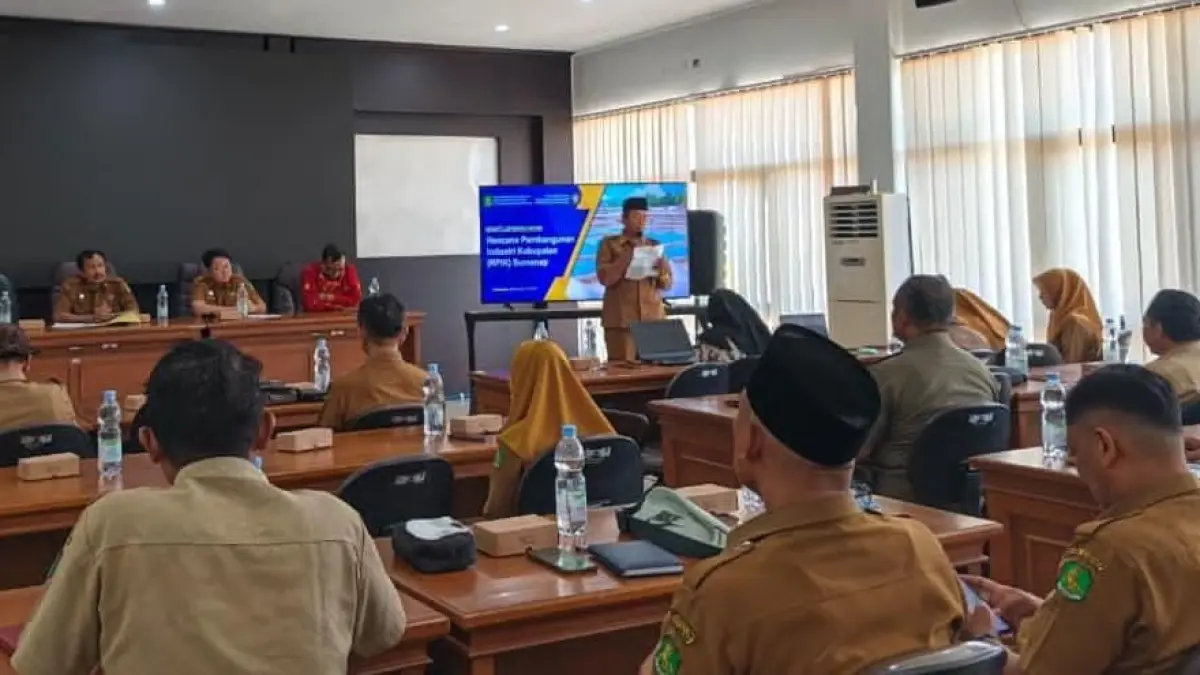 VISIONER: Kepala Diskop UKM Perindag Sumenep Moh. Ramli (kiri depan) memimpin FGD Penyusunan Naskah Akademik Rancangan Perda RPIK Sumenep, Selasa (29/9).