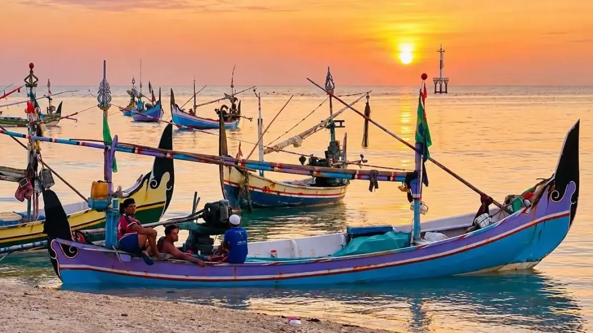 ISTIRAHAT: Nelayan saat memperbaiki jaring di perairan Pulau Mandangin beberapa waktu lalu.